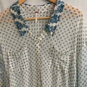 Free people flowy blouse w/ contrast print detail
